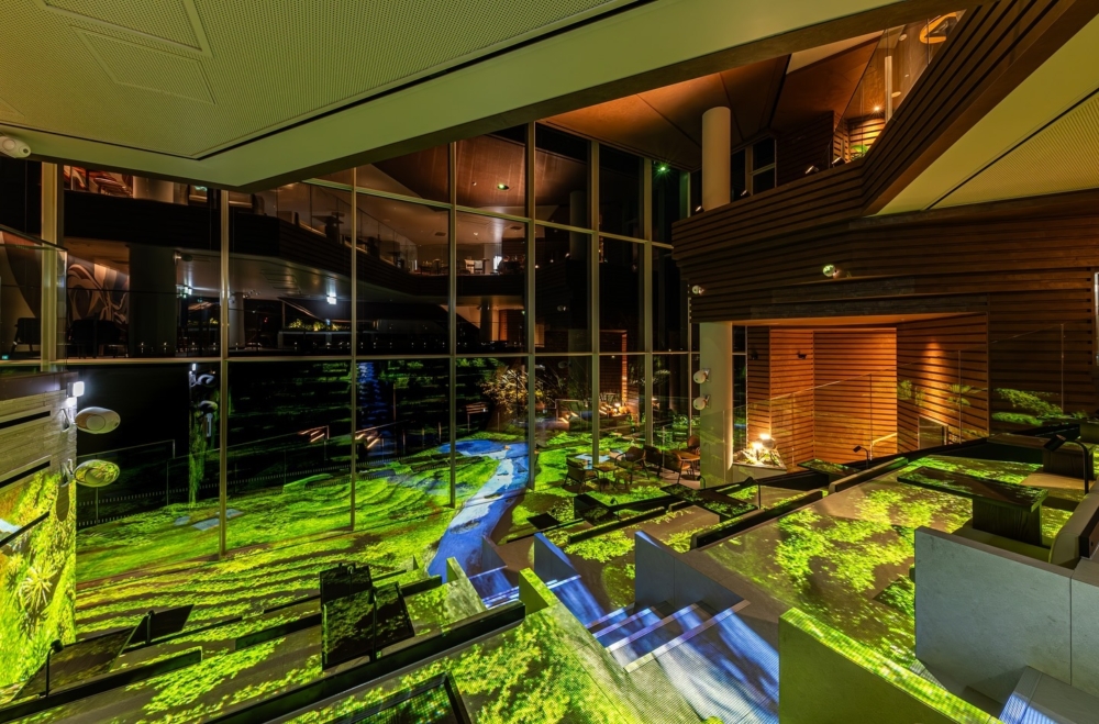 到了晚間,座位區到露天看台展示生動的媒體藝術