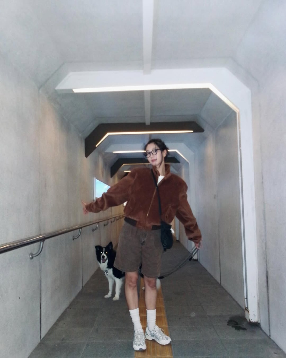 Grandpacore以復古為主，但加入一些現代感的單品，例如簡約設計的斜挎包或流行的波鞋平衡復古感