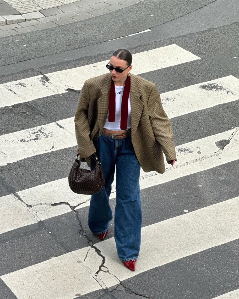 選擇深咖啡、灰色或橄欖綠這些低飽和色系最適合