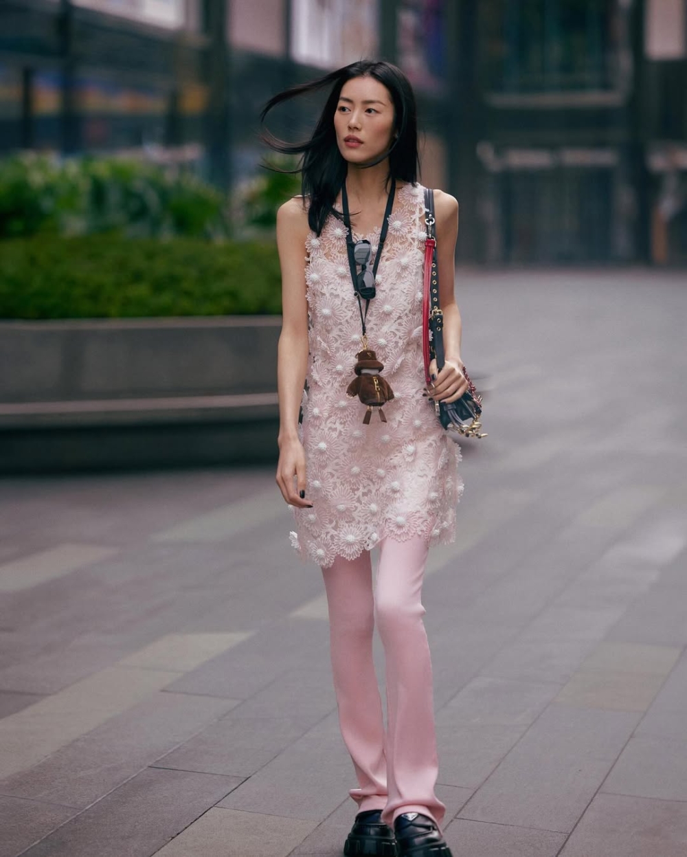 復古風格的牛津鞋、德比鞋或樂福鞋，完美契合Grandpacore的整體美學