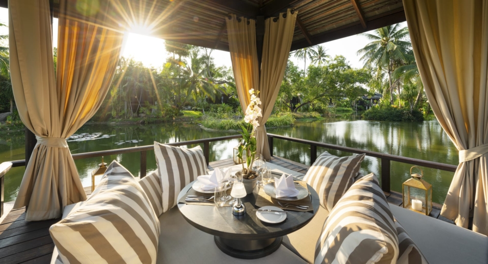 客房與別墅都以泰國傳統建築為靈感，採用天然材料打造