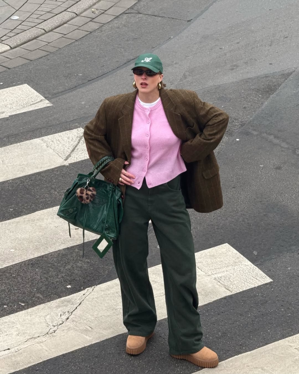 選擇撞色的針織衫或明亮的格紋圍巾，為造型注入活力