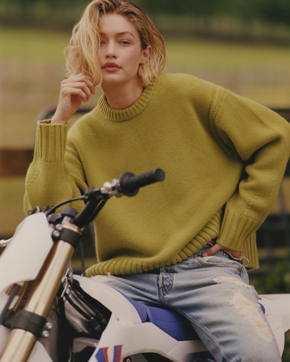 不管是大地色系的高領毛衣，還是帶點花紋的羊毛開襟衫，針織單品是打造Grandpacore的靈魂所在