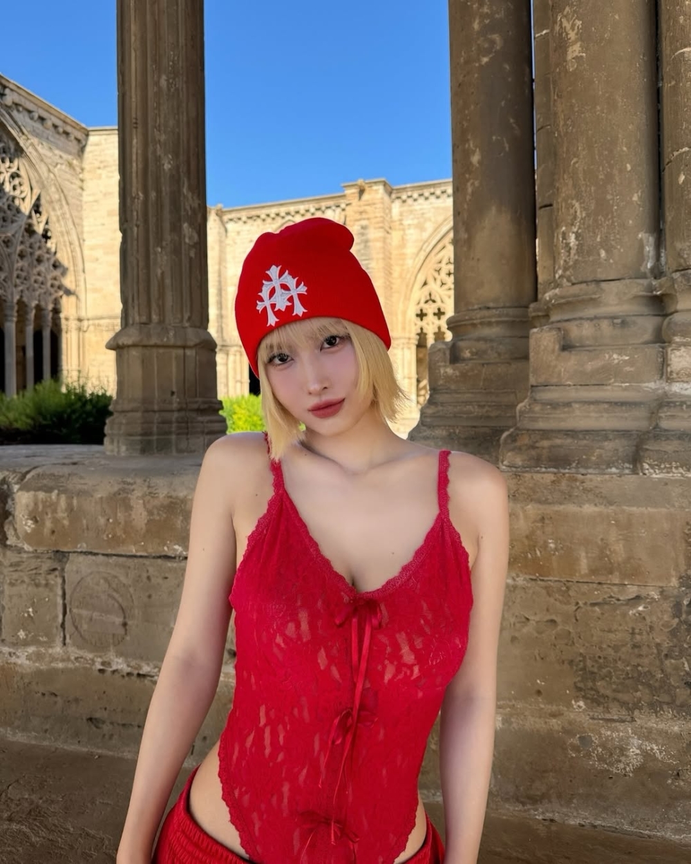 紅唇妝始終是新年的經典，象徵著吉祥與旺運