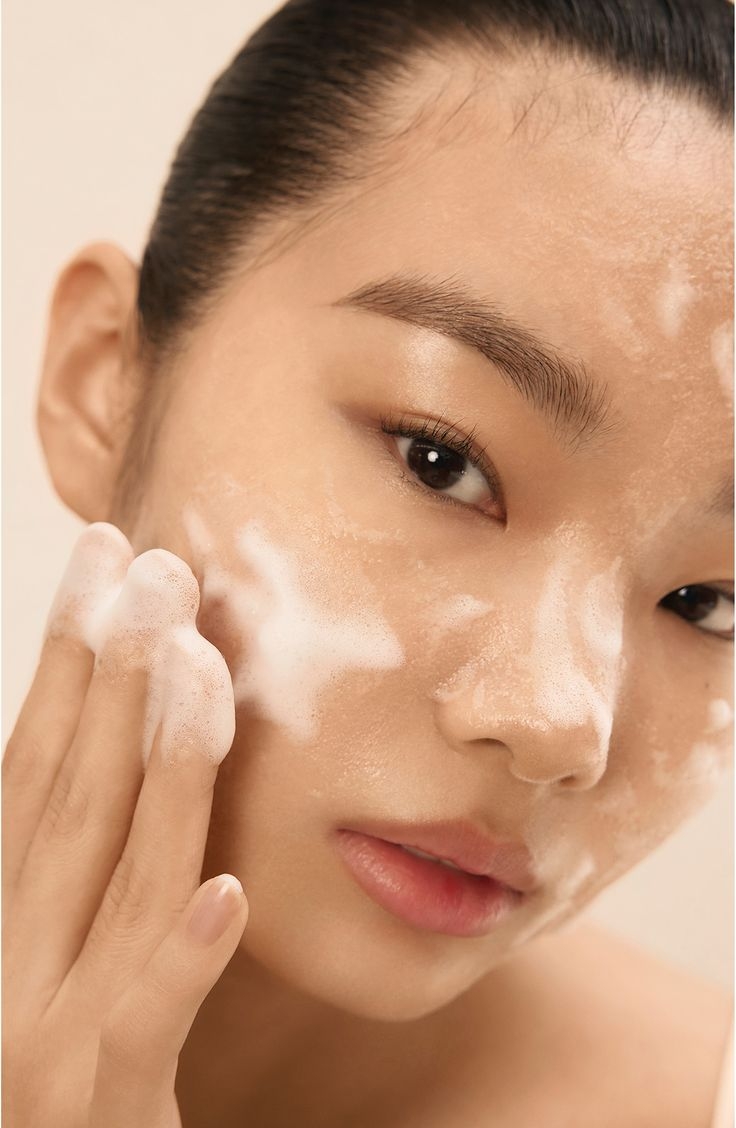 先去除老廢角質，令肌膚回復平滑狀態，同時有助吸收。