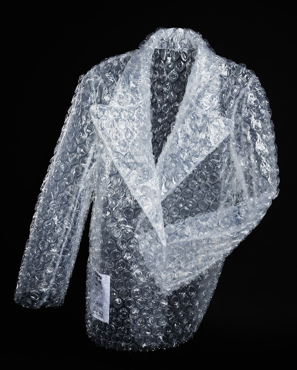 ZNWR推出了一系列以Bubble紙為主要材質的服裝