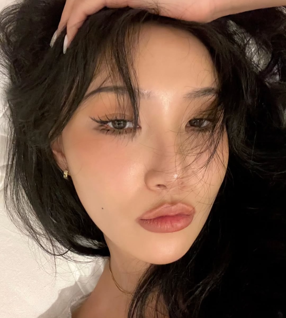 暖棕色系眼影能增添溫柔氣質，是非常百搭且不易出錯的選擇