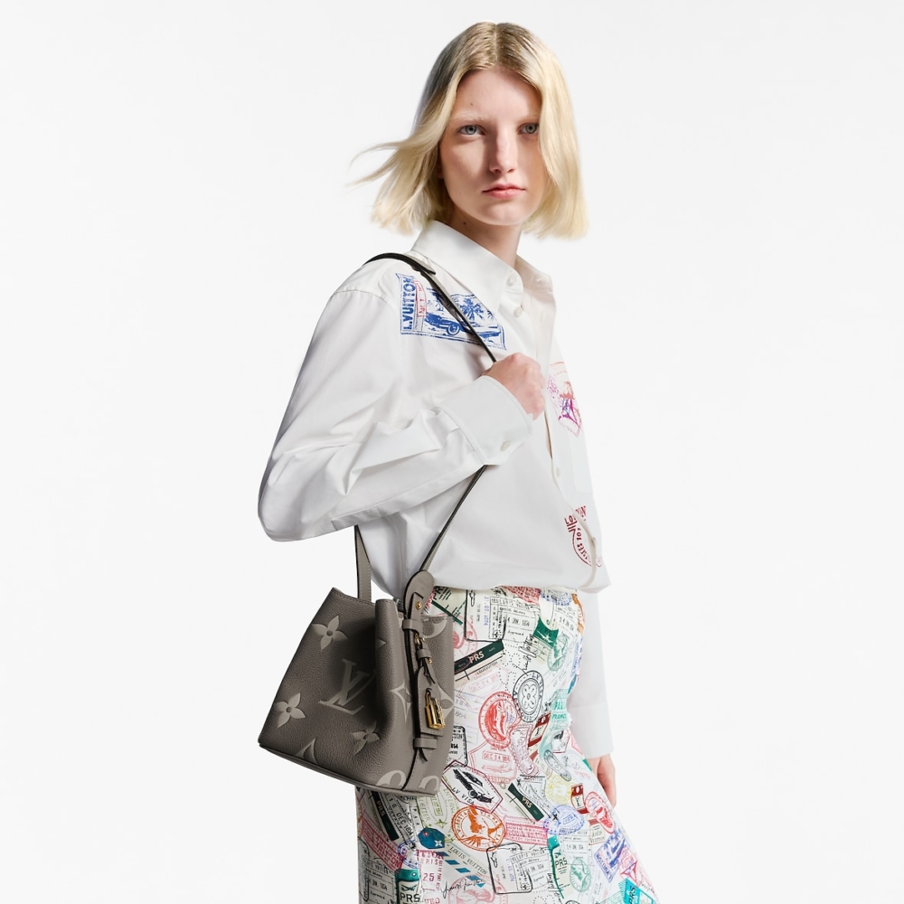 透過模特兒的演繹，搭配可調節的肩背帶。