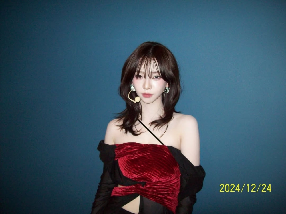 酒紅色穿搭更適合派對或約會