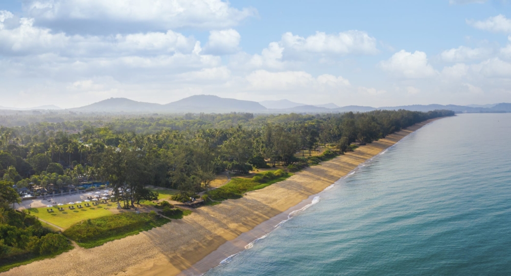 毗鄰美麗的Mai Khao海灘，酒店內的設計與周圍環境完美融合