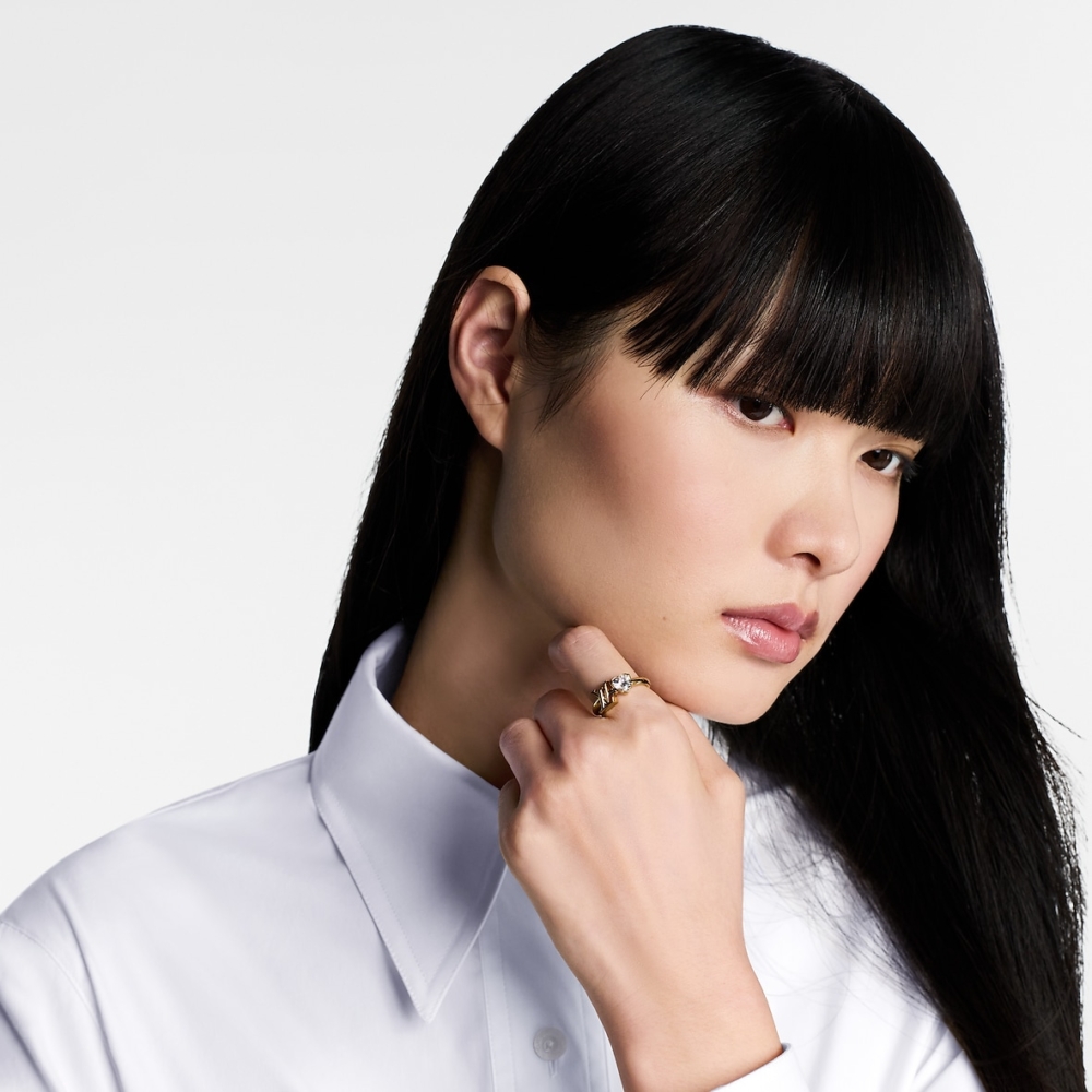 戒環採用閃亮的金色金屬打造。