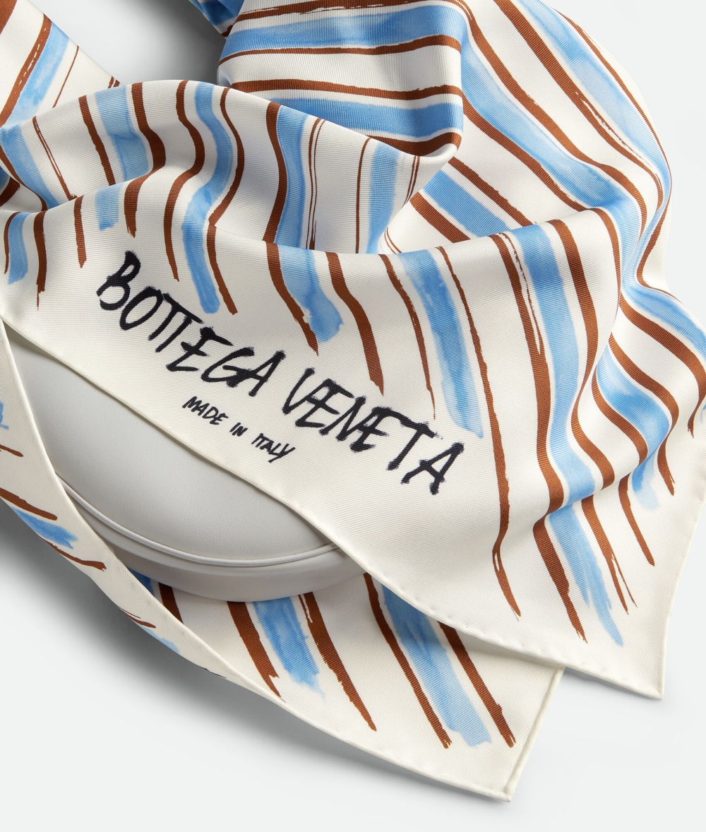 將絲巾注入全新手袋。