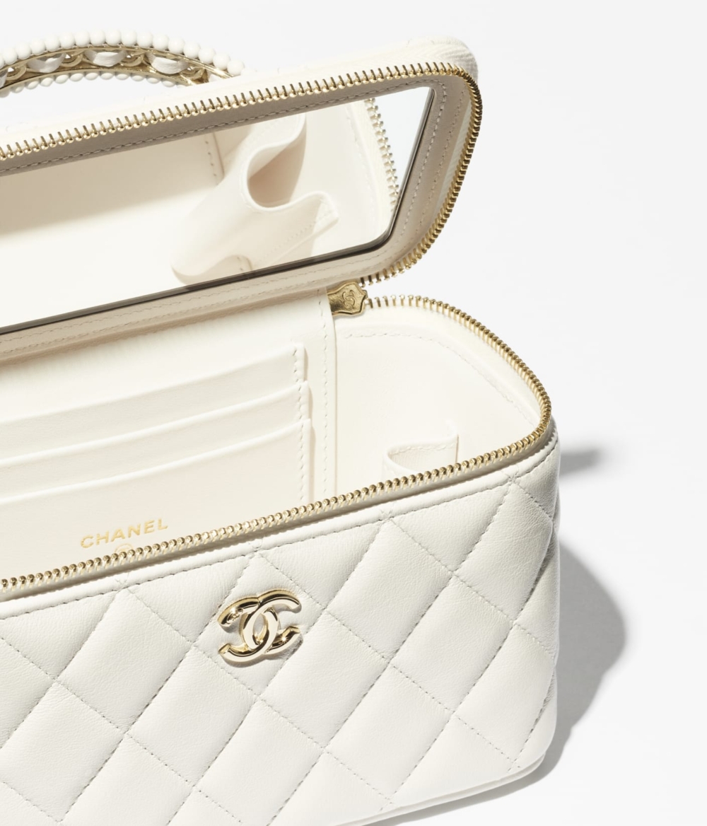 全新鏈條梳妝袋以小羊皮打造而成。