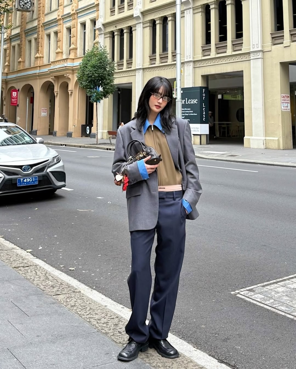 鬆身的闊腿褲或高腰褲是爺爺們的日常單品，現在卻成了年輕人搶手的時尚標誌