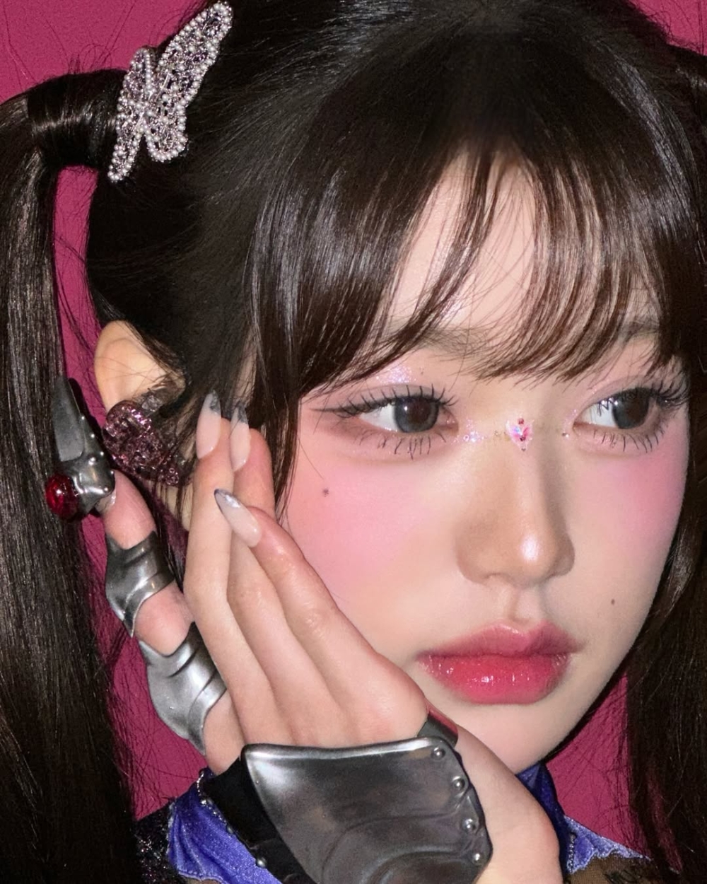 在眼妝中加入些許亮片元素，不僅能讓眼神更為明亮，還寓意招來「亮財」