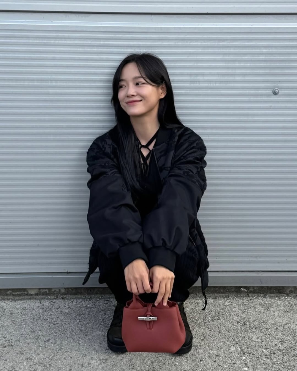 品牌大使金世正以黑色套裝搭配栗子色Le Roseau 手提包