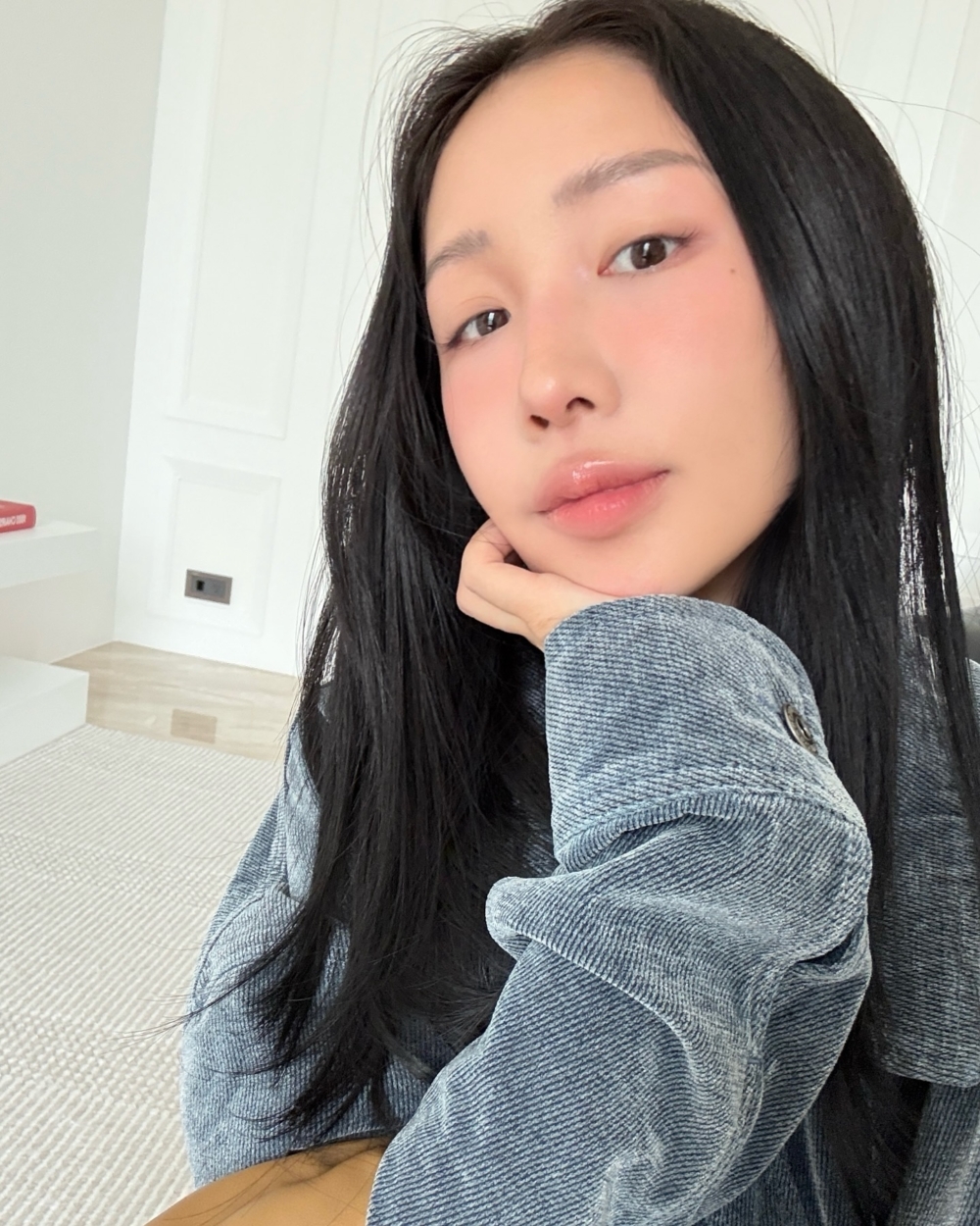 捨棄睫毛膏後,眼影、眼線的細節反而更突顯,讓妝容顯得更精緻俐落