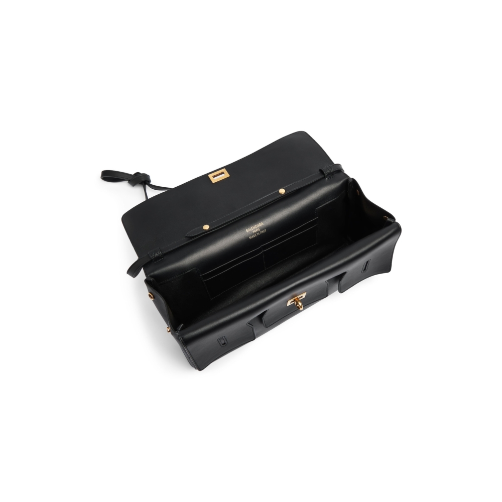 內部搭配1個主隔層和4個卡槽。