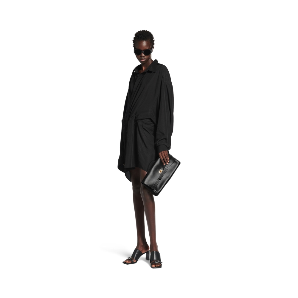 模特兒詮釋Bel Air Small Clutch。