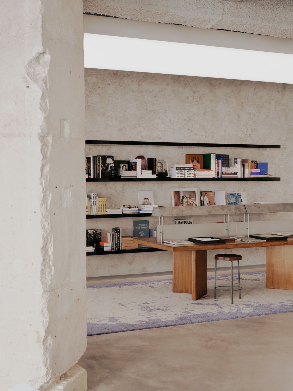 Saint Laurent於巴黎第七區的Rue de Grenelle開設了名為Saint Laurent Babylone的書店暨藝文空間