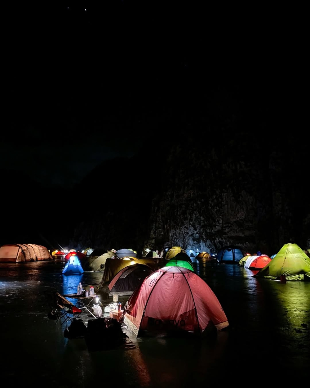 夜晚不同顏色的燈籠在黑夜中發亮。