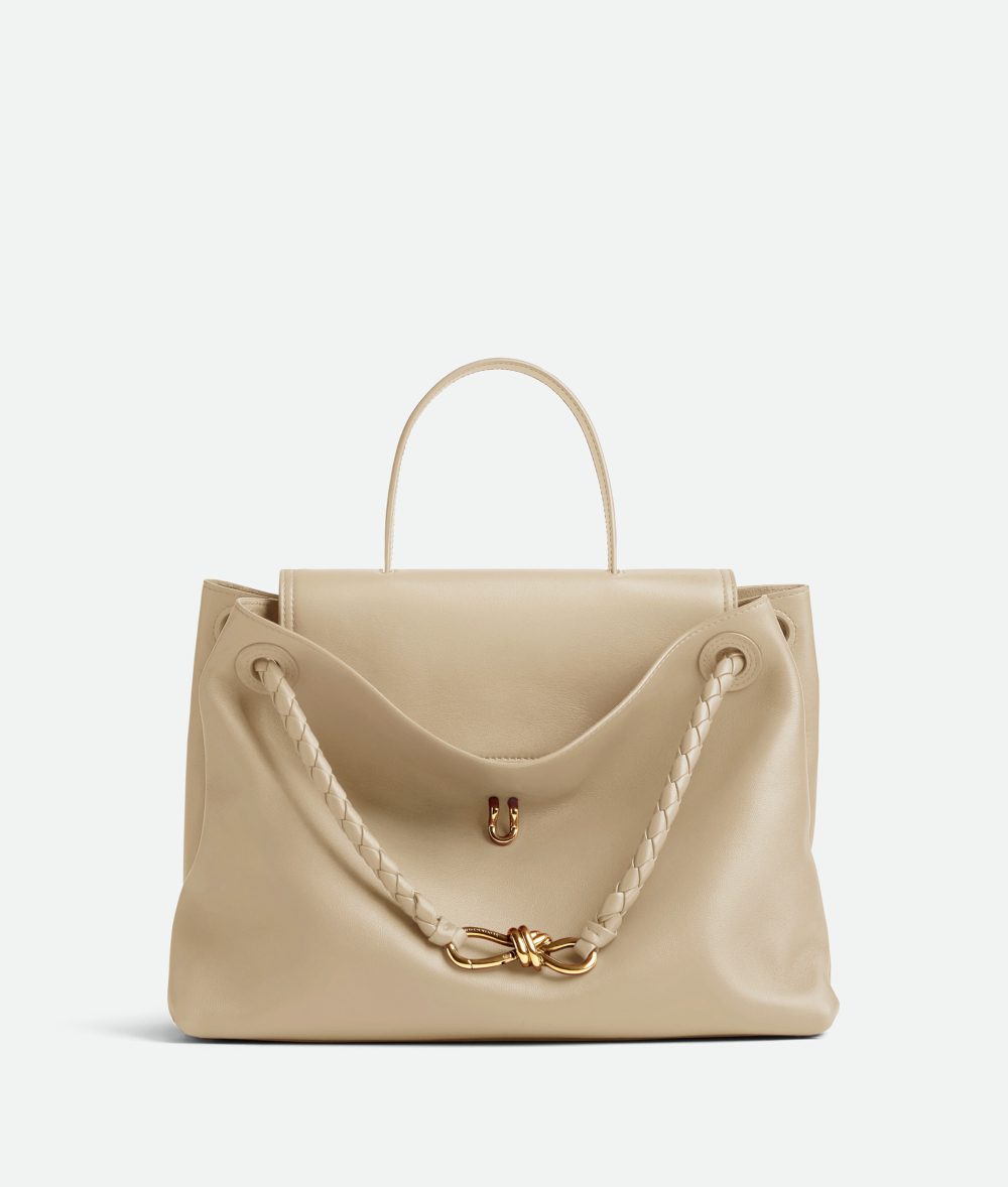 包身弧線展現的樣子宛如一抹微笑。