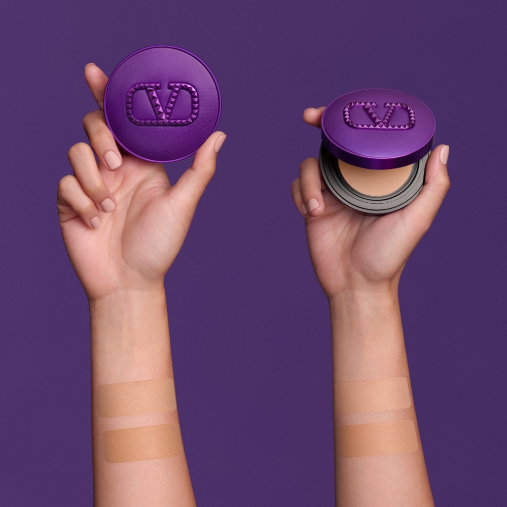 飽和的紫色皮革外殼，強烈色彩搭配經典鉚釘大V LOGO