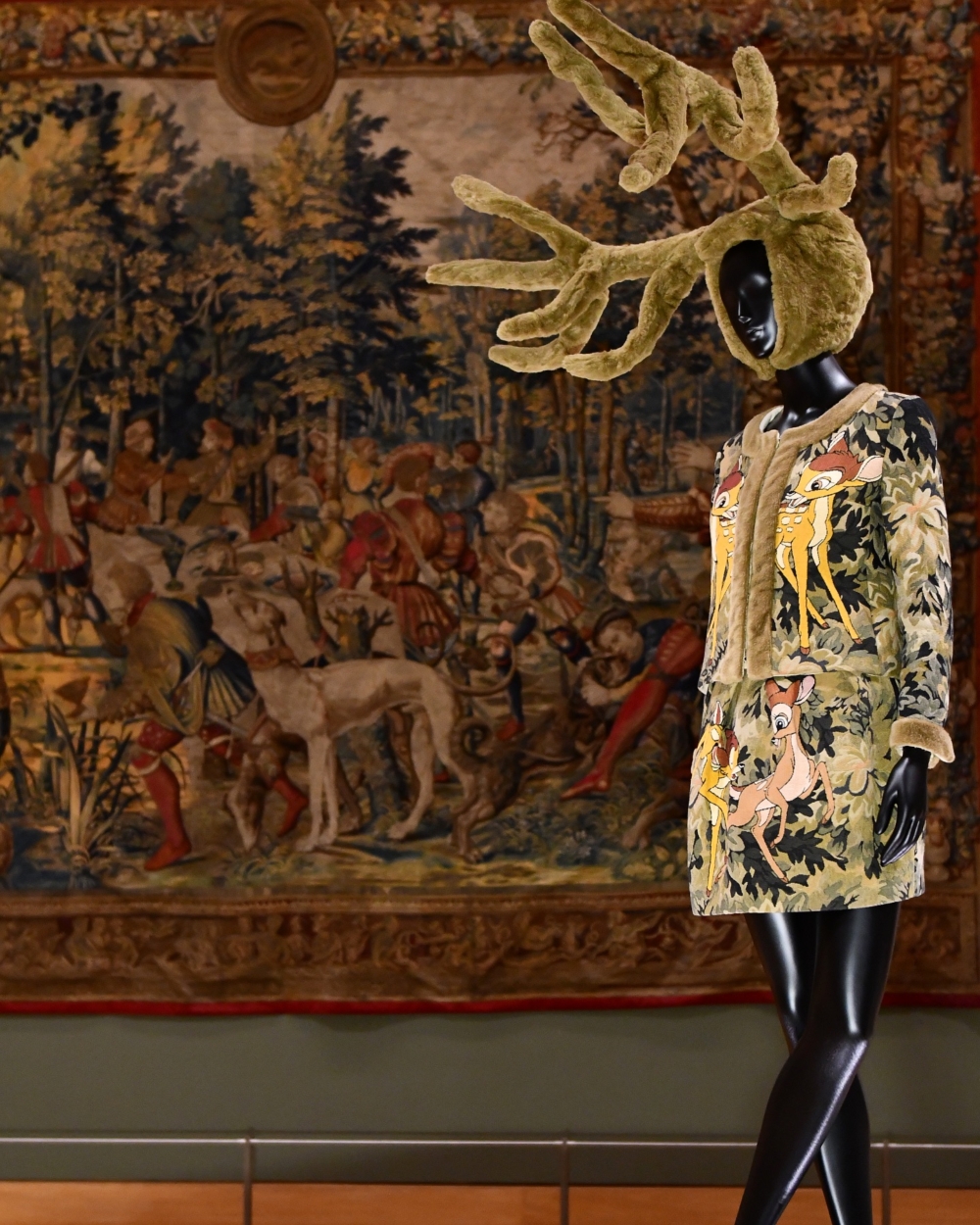 Jean-Charles de Castelbajac,2010-2011 秋冬系列:小鹿斑比圖案的中世紀迷彩掛毯套裝