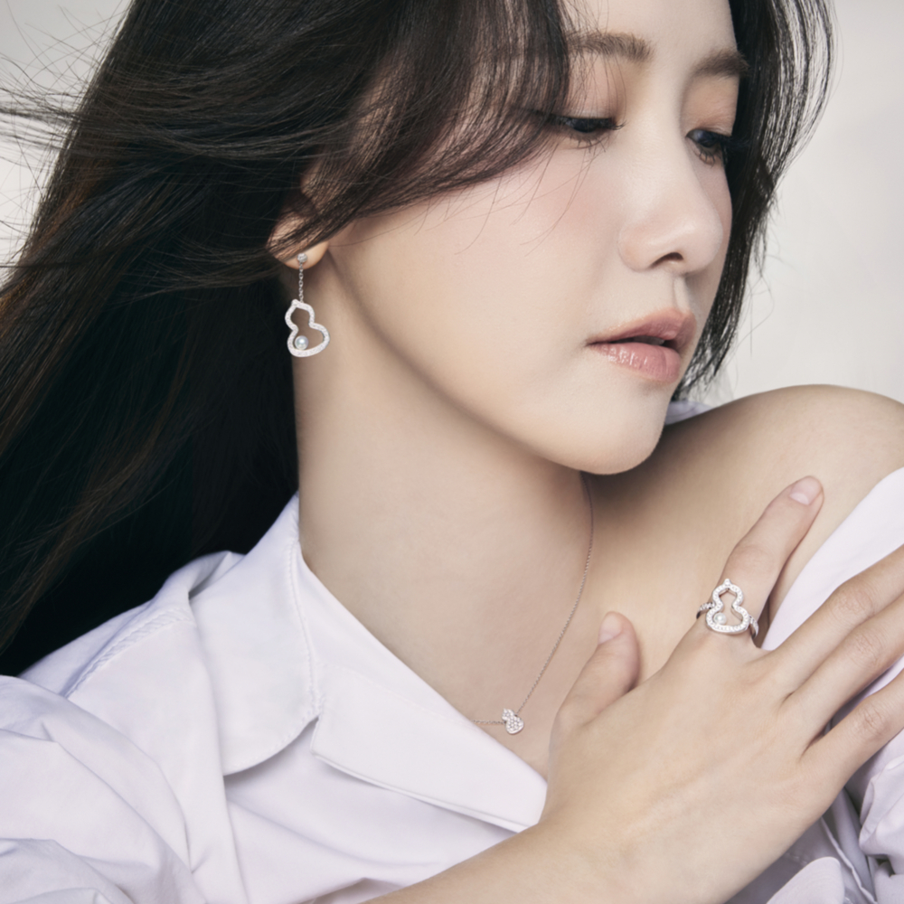 Yoona配戴全新Wulu Pearl系列