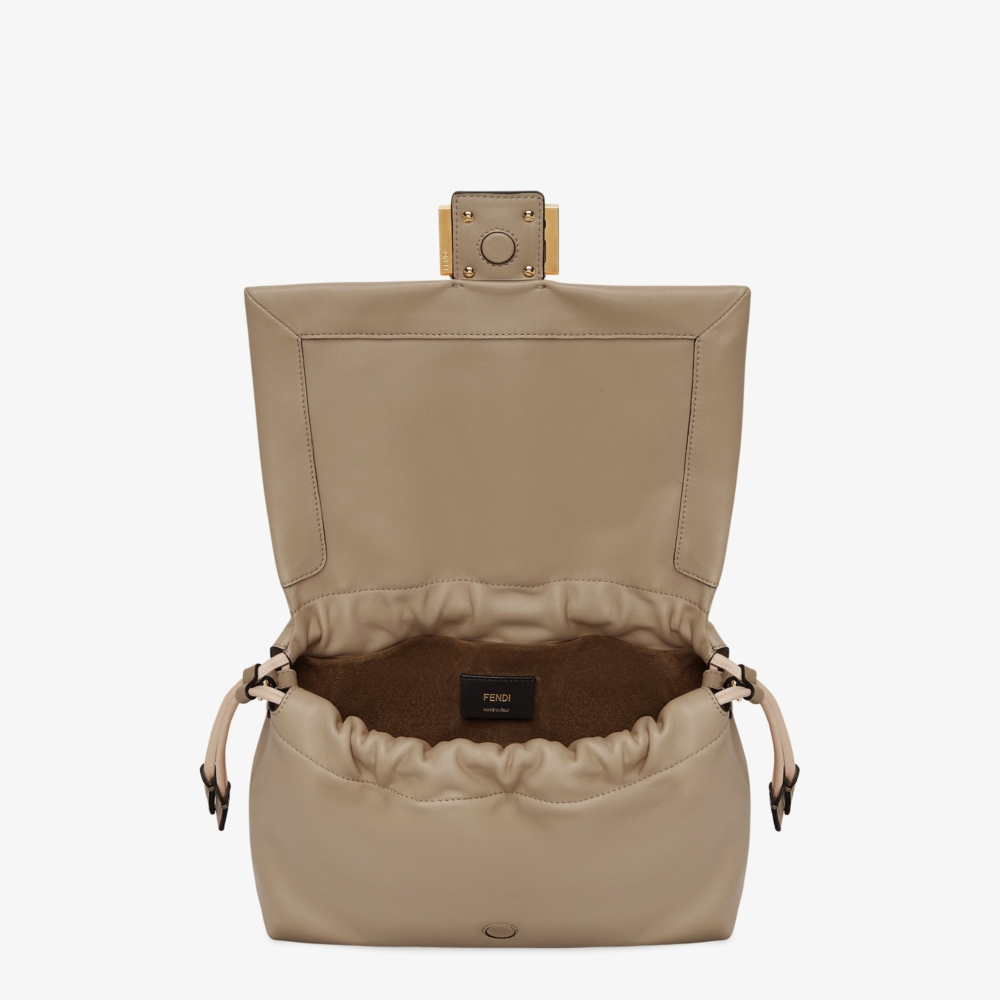 袋口的索帶進一步彰顯柔滑質感。