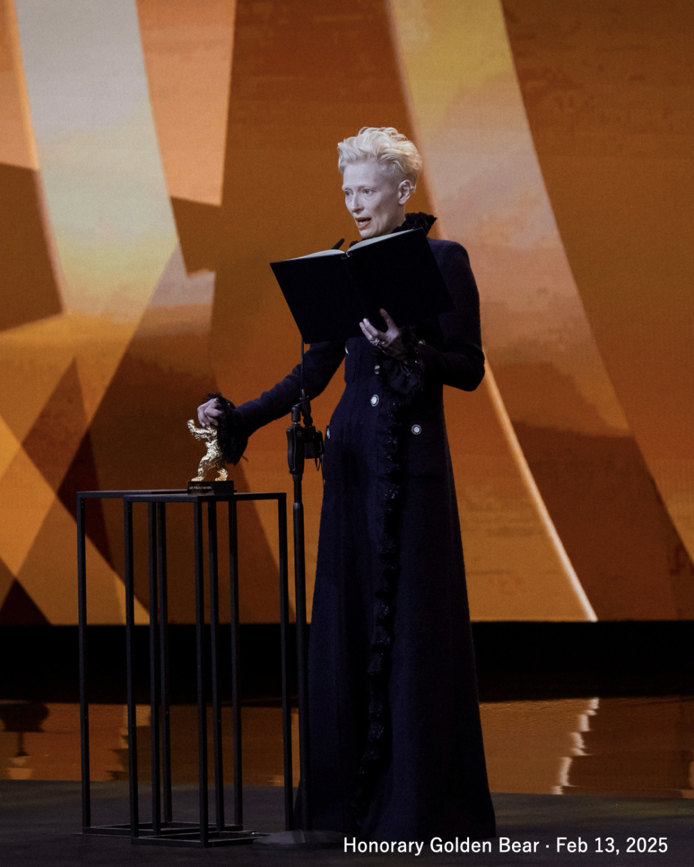 奧斯卡影后Tilda Swinton於第75屆柏林影展(Berlin Film Festival)上獲頒終身成就獎「榮譽金熊獎」