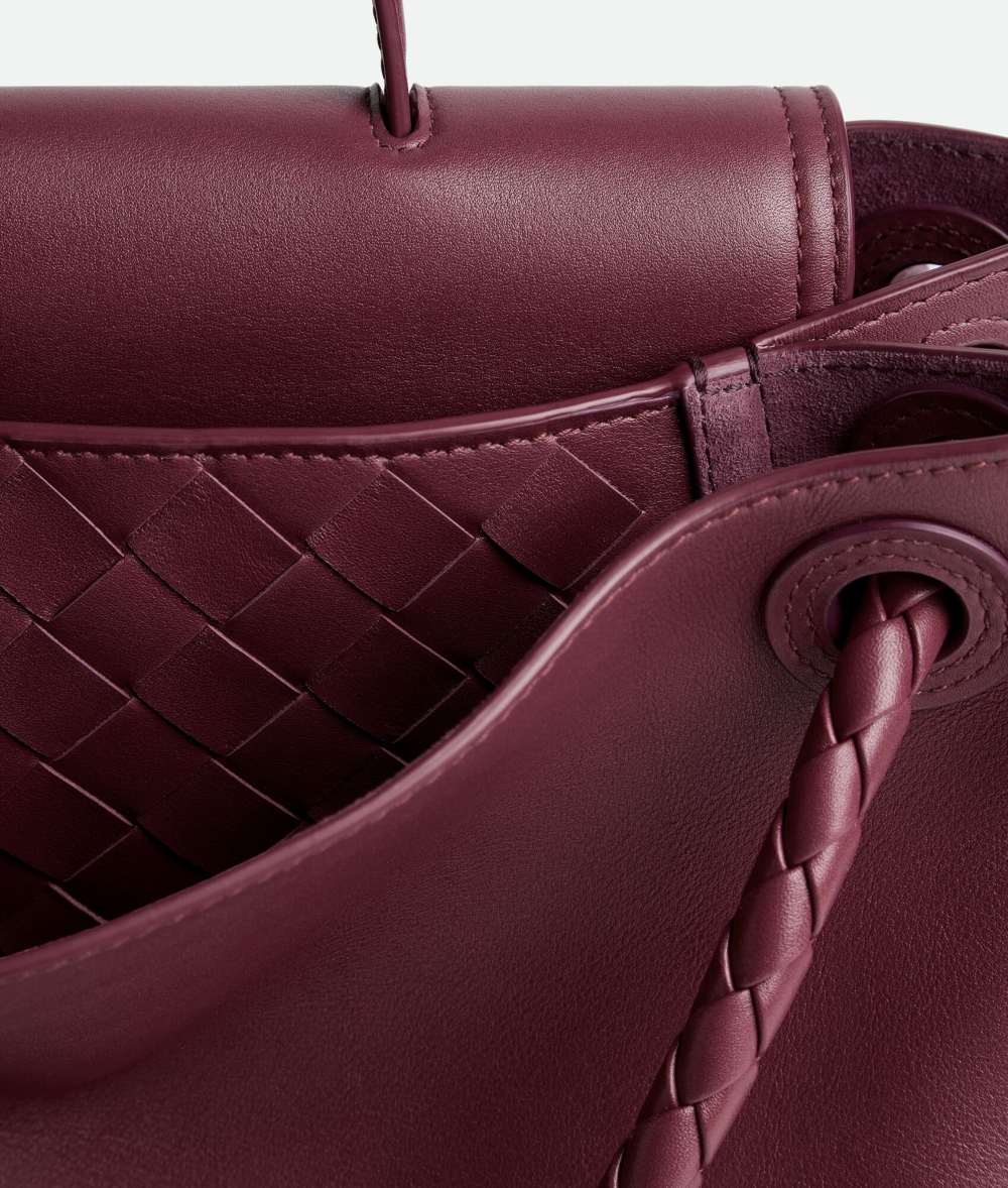 經典的Intrecciato皮革編織技術巧妙隱藏在內部空間。