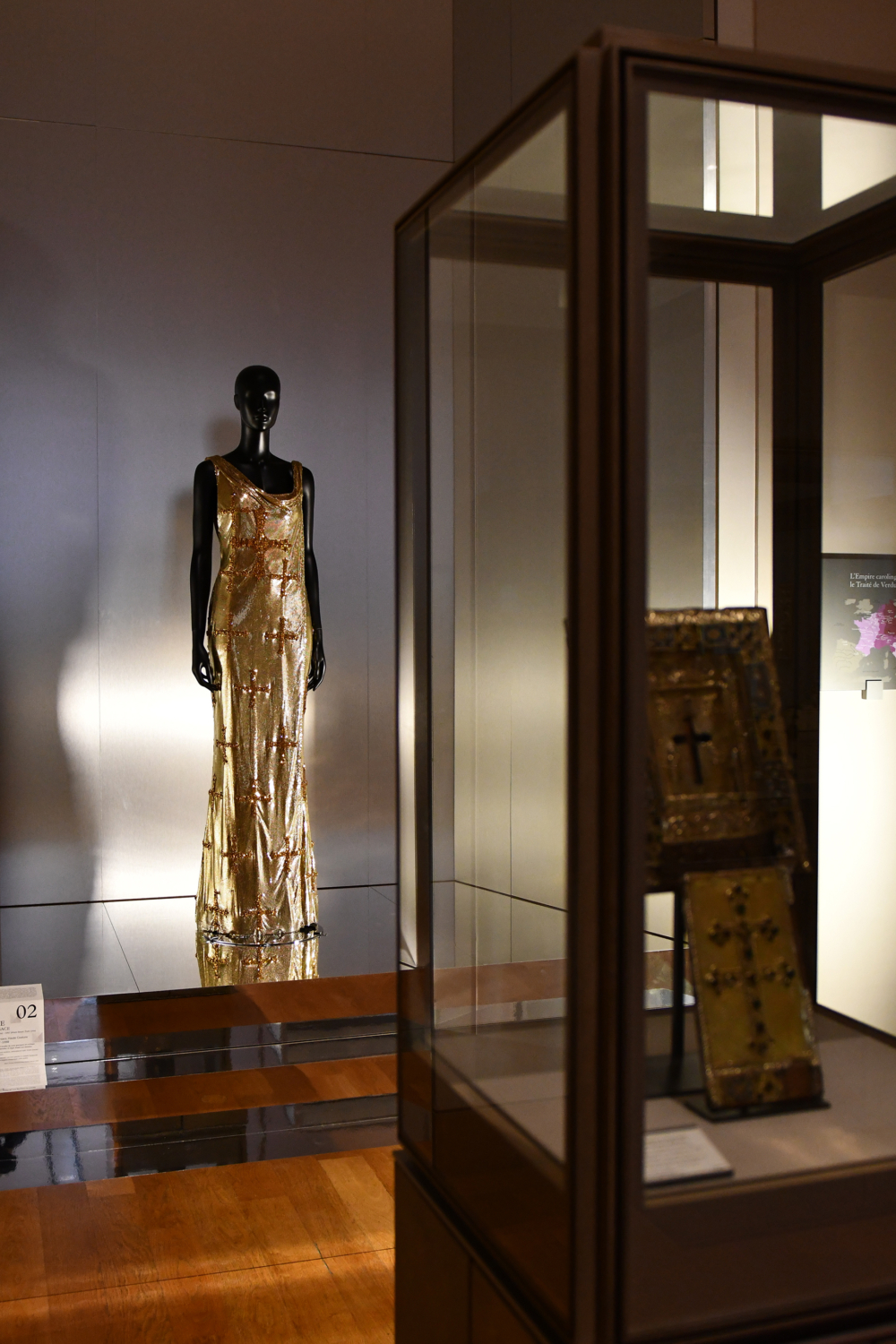 1997年Atelier Versace 高級訂製服秋冬系列的金屬網紗晚禮服,晚禮服結合古典拜占庭圖案和Versace標誌性的褶襇細節