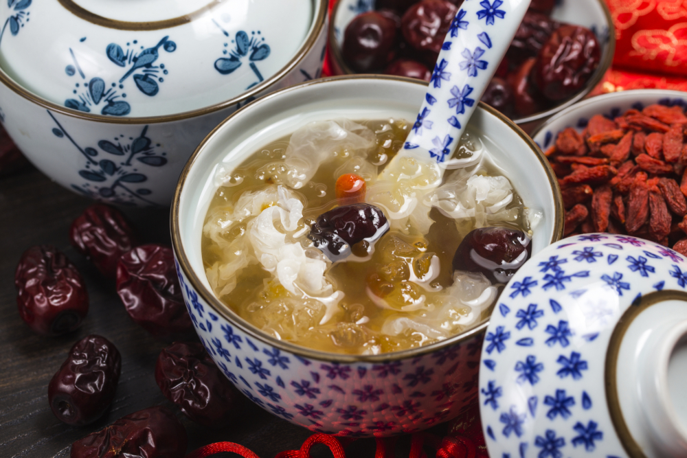 雪耳紅棗湯是一款經典的甜湯傑作,以潤肺滋陰與補血養顏受多人喜愛。