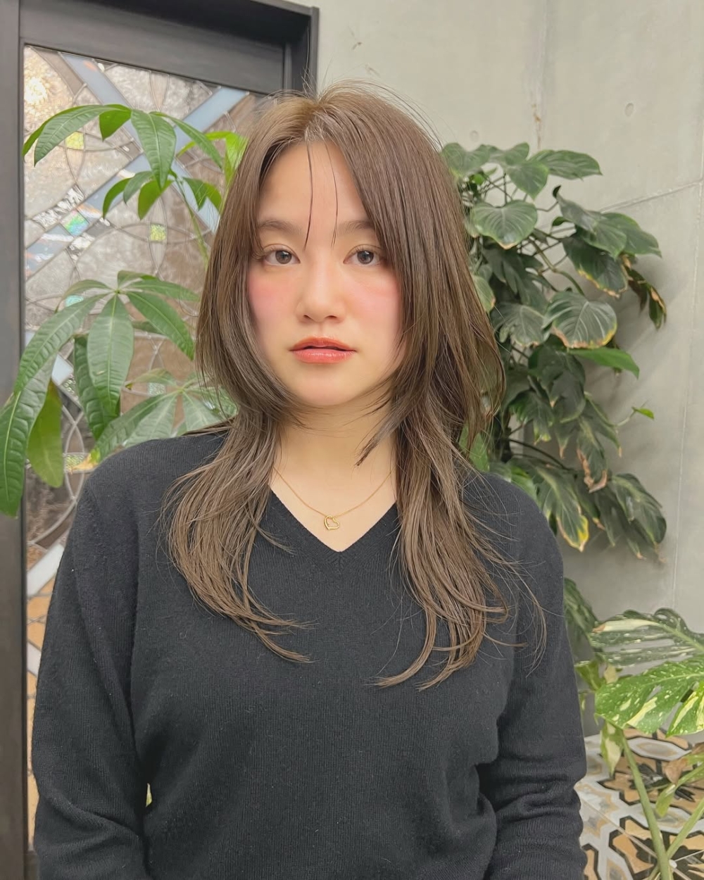 搭配空氣瀏海或中分劉海可以調整臉型比例