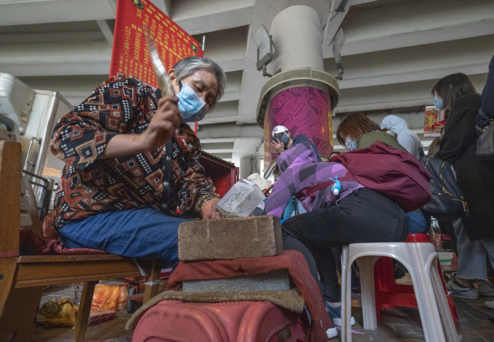 打小人不但是香港非常流行的傳統習俗之一，每年吸引大批民眾和遊客參與，更被列為香港非物質文化遺產！