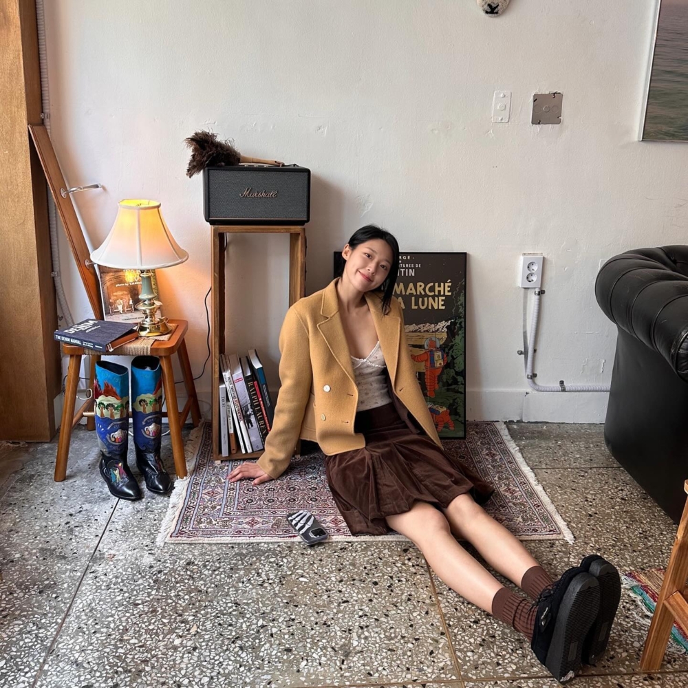 2025代表色「摩卡慕斯Mocha Mousse」穿搭1：相近色搭配