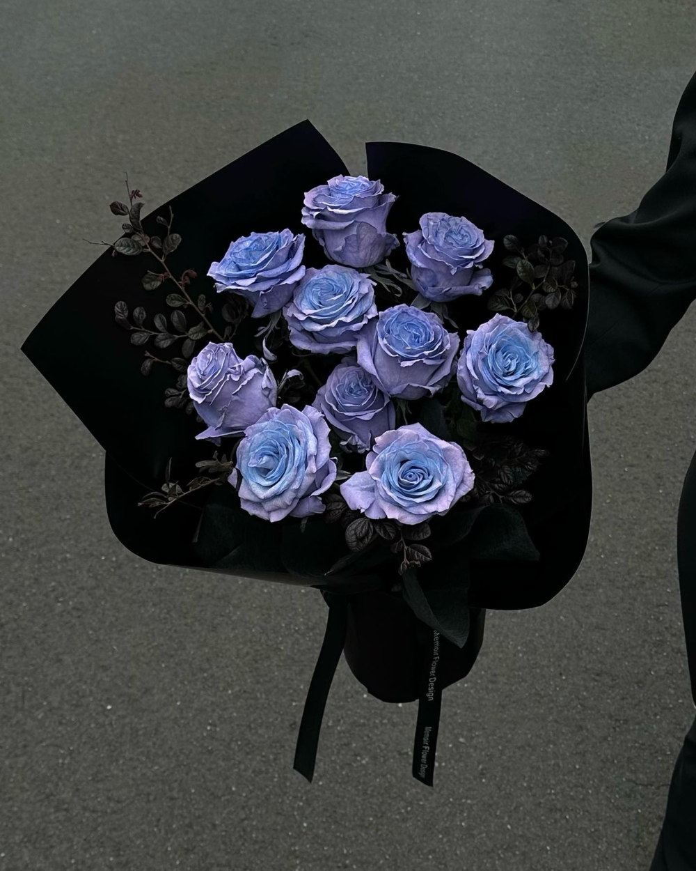 經常使用黑玫瑰、紫玫瑰外，經典的紅玫瑰也能設計成雪花效果