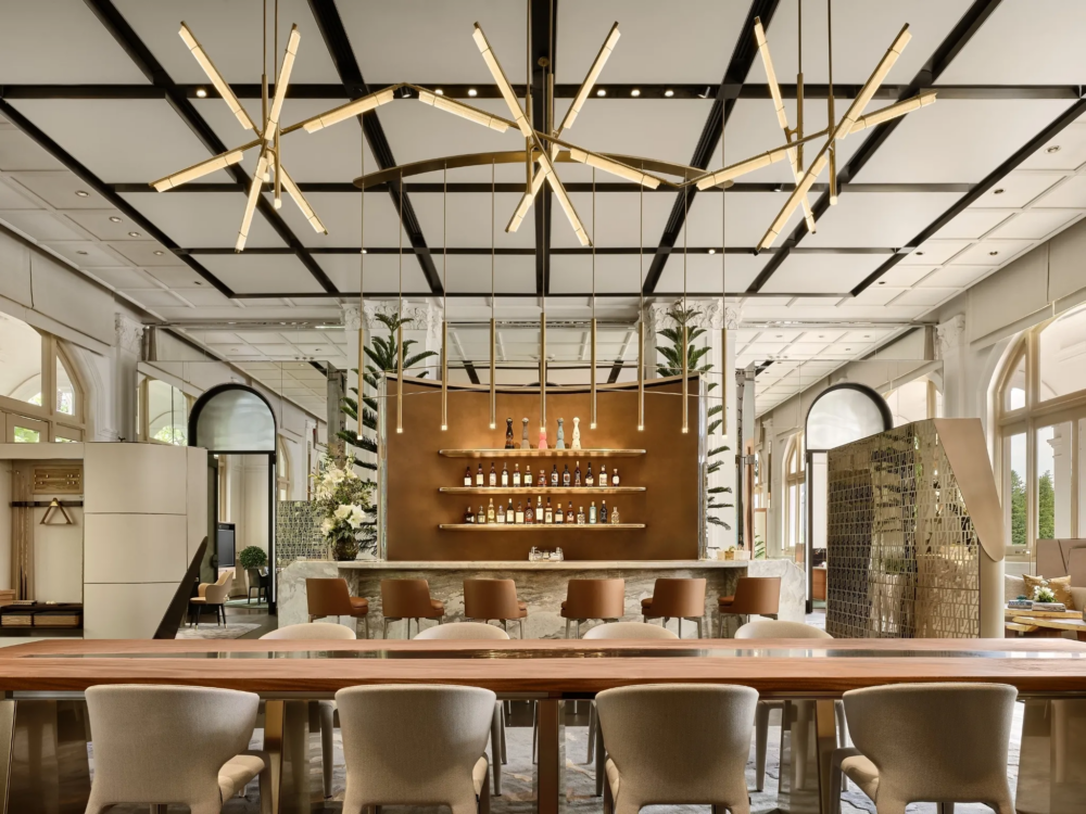 打造一個融合美食與鐘錶藝術的空間。 