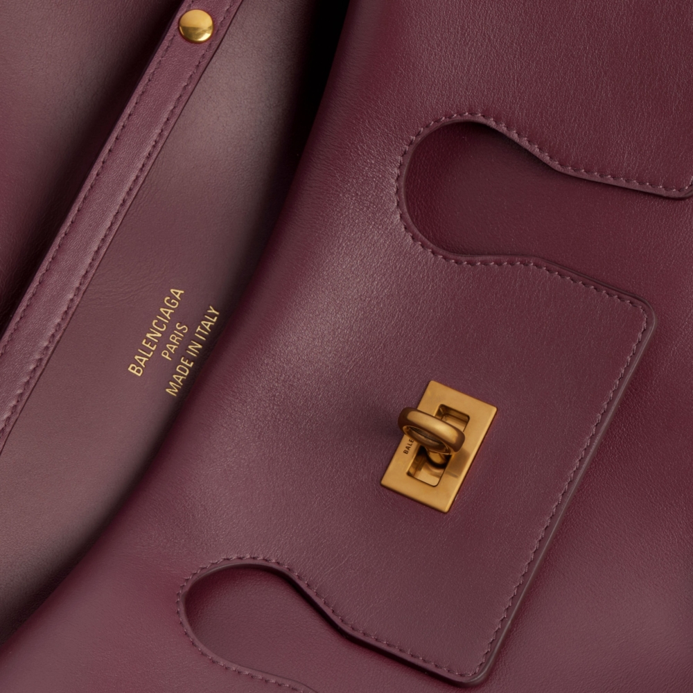 搭配品牌標誌性的金屬轉鎖。