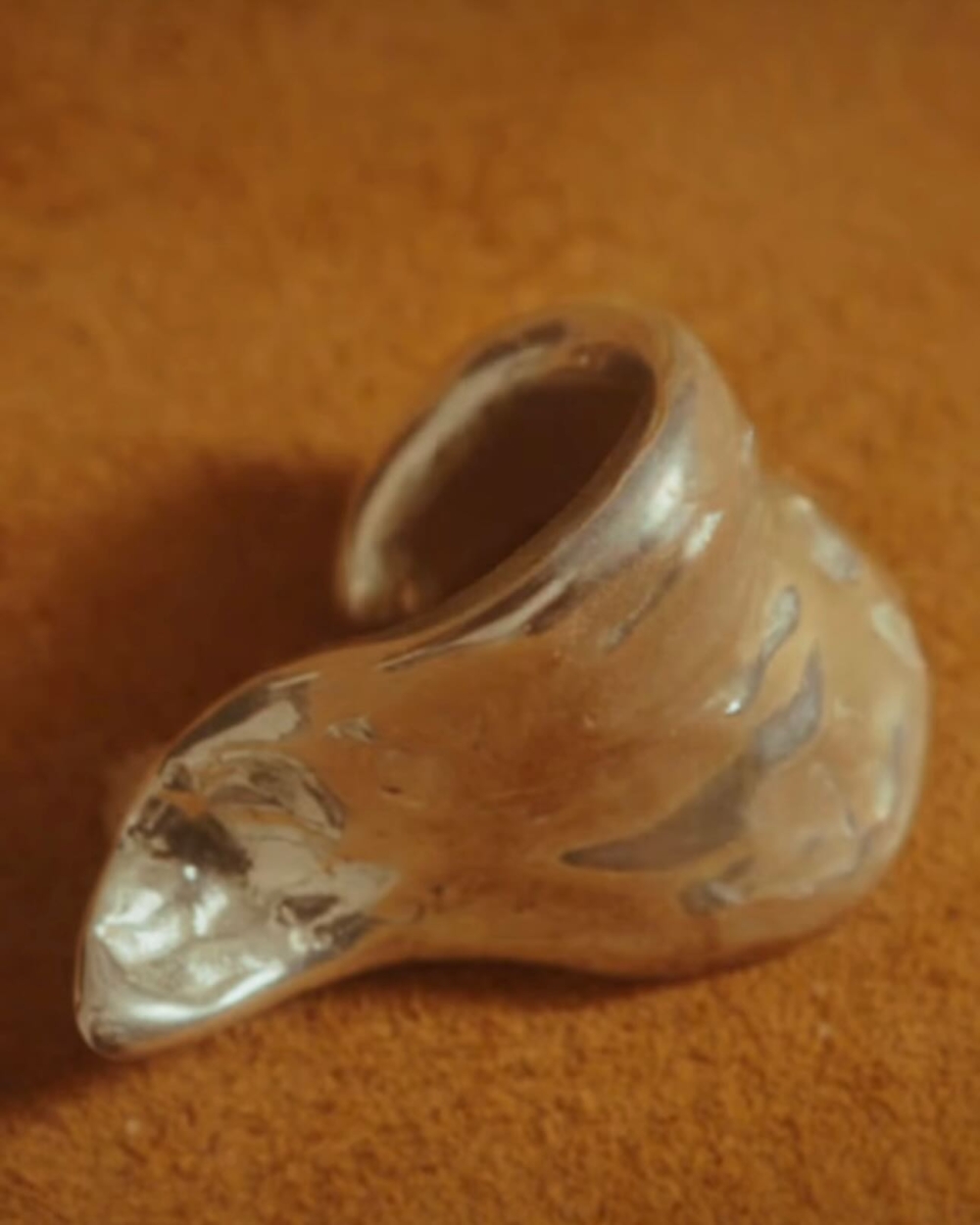 情感化作可穿戴的藝術珠寶作品