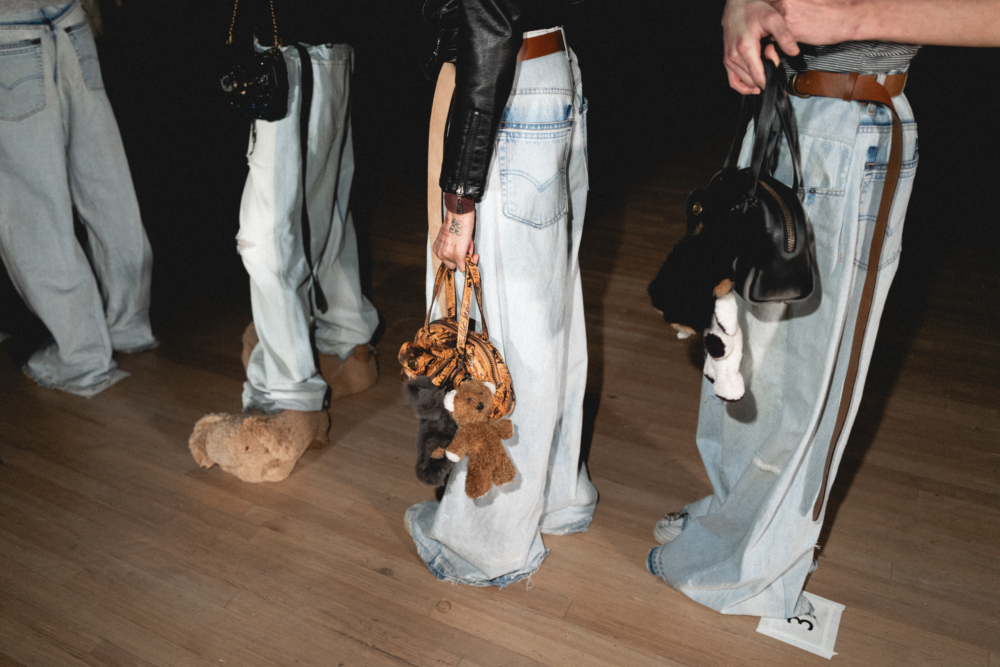 預感會成為下一個大勢單品的小型雙口袋手袋配上毛絨掛件