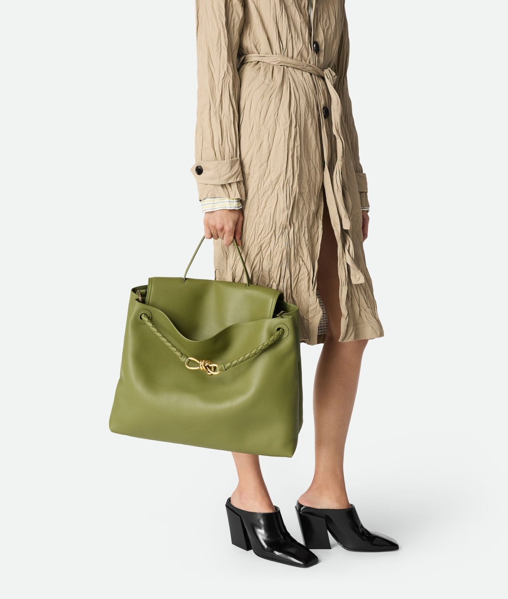 Bottega Veneta全新推出的Ciao Ciao手袋。