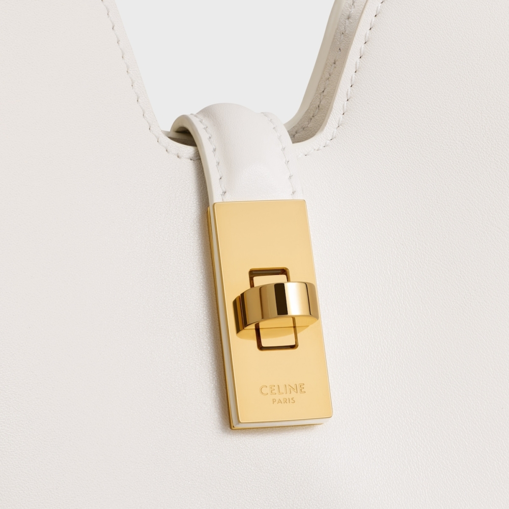 精緻的小牛皮兼具柔軟觸感和光澤表面。