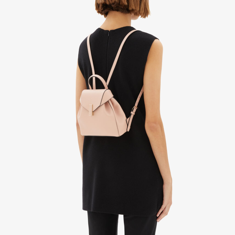 Valextra新推出的Iside背包，輪廓和設計靈感來自2011年首次推出的標誌性Iside手提包