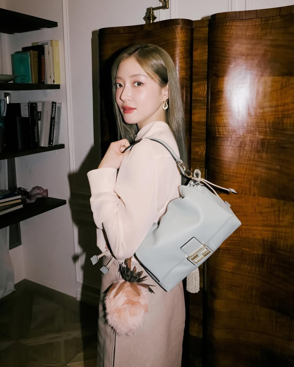 《加州汽車旅館》女主角李世榮詮釋全新包款。