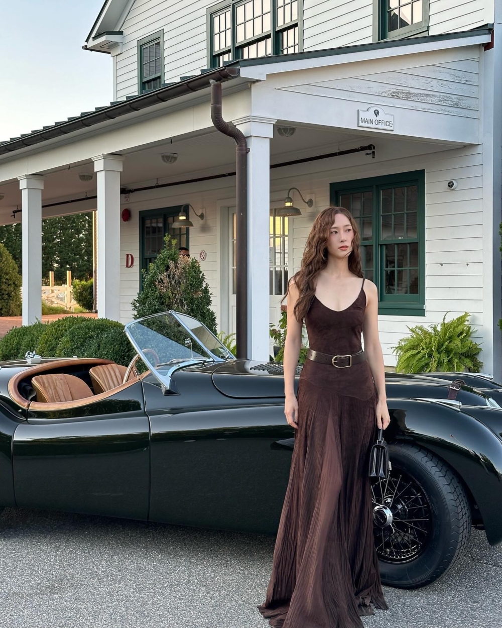 2025代表色「摩卡慕斯Mocha Mousse」穿搭2：混搭異材質單品