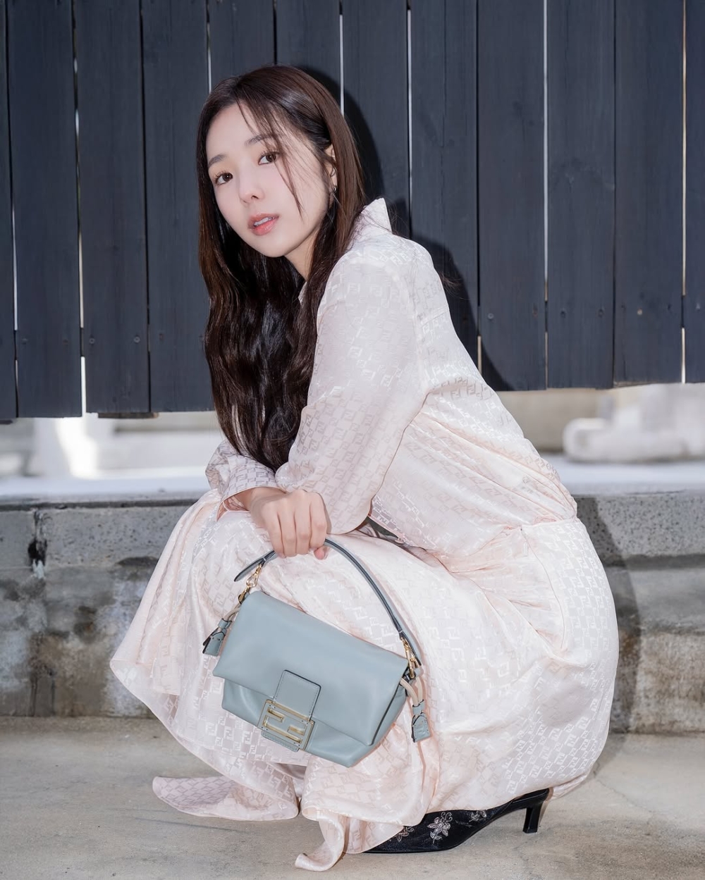 韓劇 《現在撥打的電話》女主角蔡秀彬詮釋全新包款。