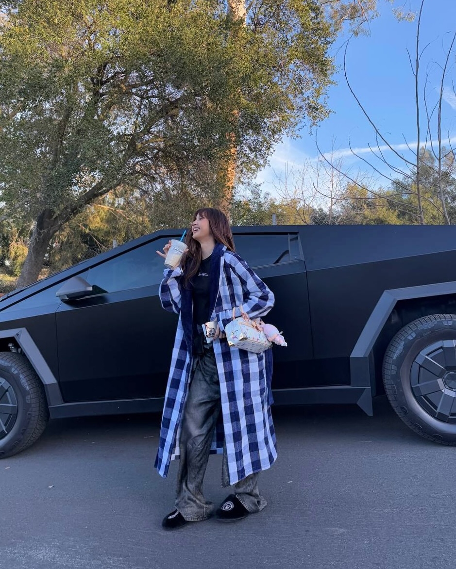 Lisa擁有這輛車,證明她不只愛豪車,還喜歡最前衛、最具科技感的選擇