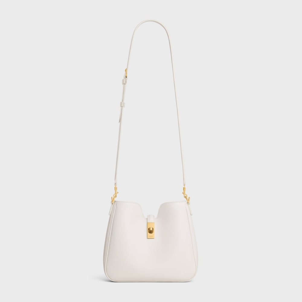 此輪廓的獨特V形曲線飾面源Camille 16 Soft手提包。